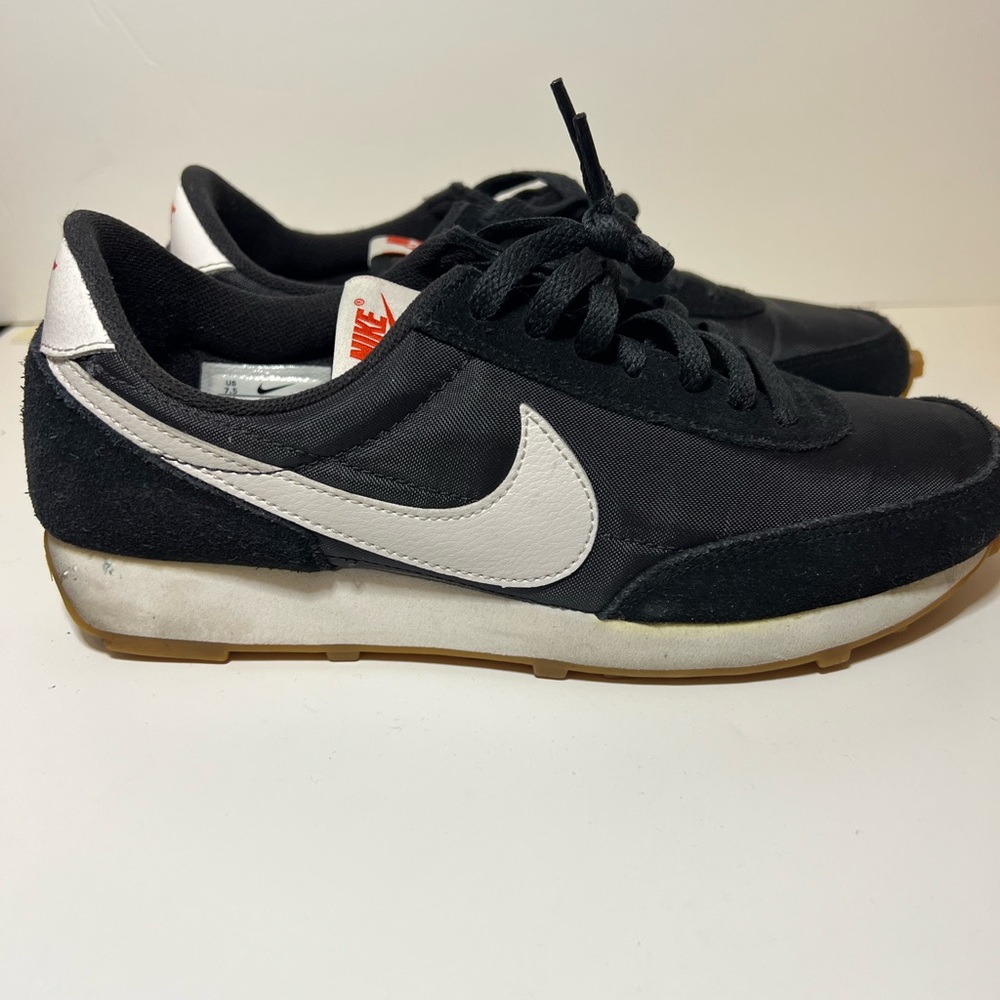 Nike women’s Black and White DBreak Sneakers